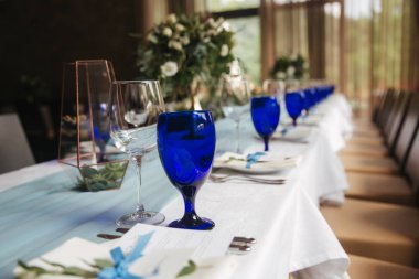 Tablo düğün kutlama için dekore edilmiştir. Windows bir sürü parlak restaurand