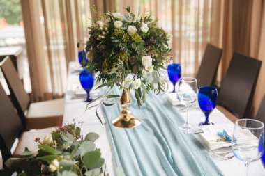 Tablo düğün kutlama için dekore edilmiştir. Windows bir sürü parlak restaurand