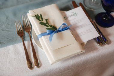 Restoranda masa randevusu. Düğün süslemesi mavi stil