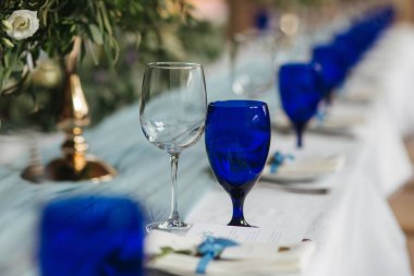 Restoranda masa randevusu. Düğün süslemesi mavi stil