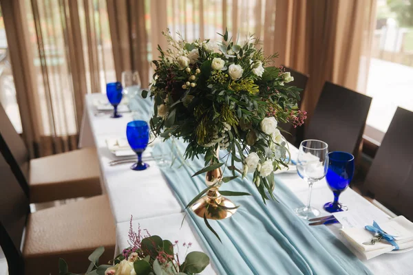 Mesa decorada para la celebración de bodas. Restaurante luminoso con muchas ventanas —  Fotos de Stock