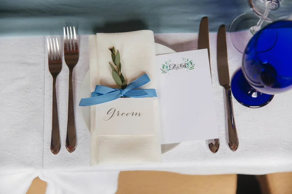 Mesa de cita en el restaurante. Decoración de la boda en estilo azul —  Fotos de Stock