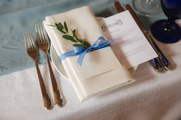 Restoranda masa randevusu. Düğün süslemesi mavi stil