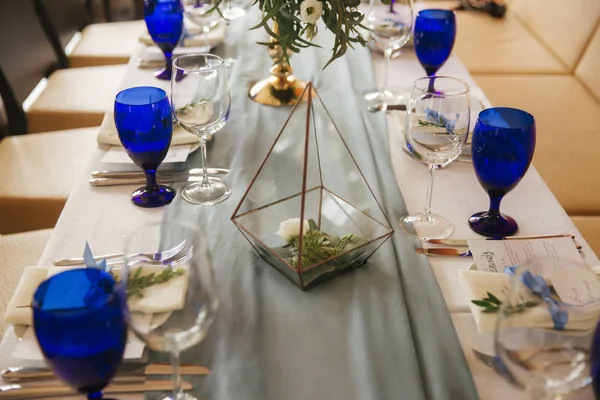 Restoranda masa randevusu. Düğün süslemesi mavi stil