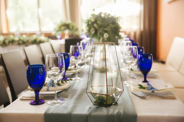 Mesa decorada para la celebración de bodas. Restaurante luminoso con muchas ventanas —  Fotos de Stock