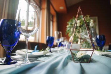 Restoranda düğün dekorasyon unsurları. Yeşil ve mavi renk