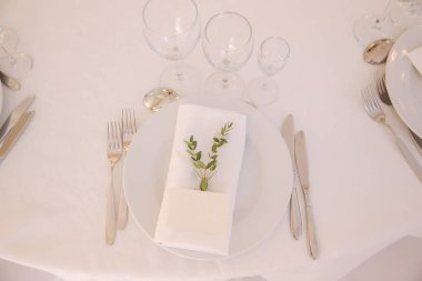 Tablo randevular restoranda. Düğün dekorasyon ile çiçek öğeleri