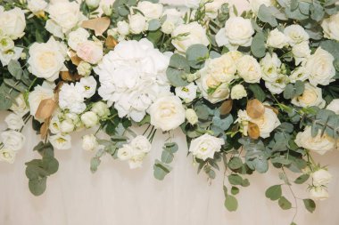 Restoranda düğün çiçek dekorasyon