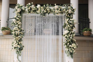 Düğün caremony çiçekleri ile süslenmiş kemer