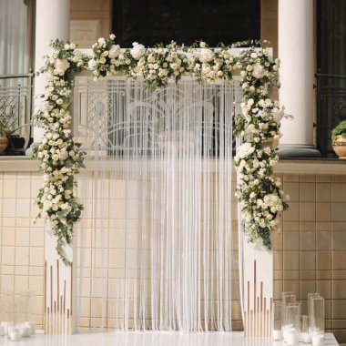 Düğün caremony çiçekleri ile süslenmiş kemer