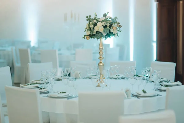 Bruiloft boeket op de tafel in restaurant — Stockfoto