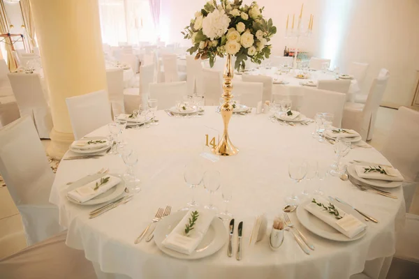 Buquê de casamento na mesa no restaurante — Fotografia de Stock