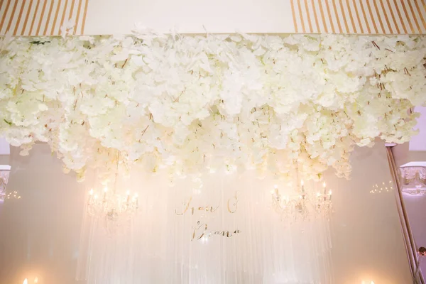 Elementi floreali del tetto. Lampadario decorato su matrimonio — Foto Stock