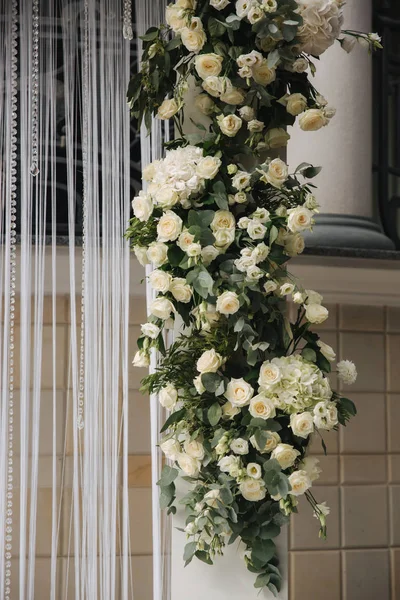 Квіткове прикраса на весіллі в ресторані — стокове фото