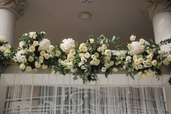 Décoration florale sur le mariage au restaurant — Photo