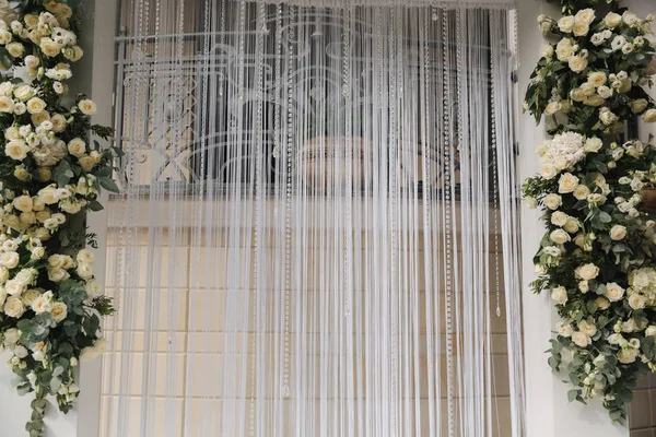 Düğün caremony çiçekleri ile süslenmiş kemer