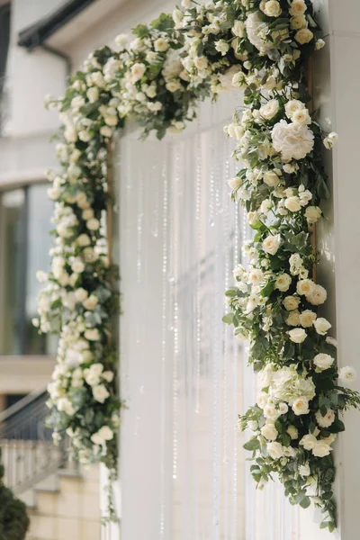 Arco decorado con flores en la caremonía de la boda —  Fotos de Stock