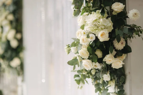 Arco decorado con flores en la caremonía de la boda —  Fotos de Stock