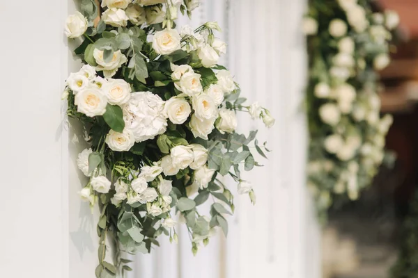 Арка, прикрашена квітами на весіллі — стокове фото