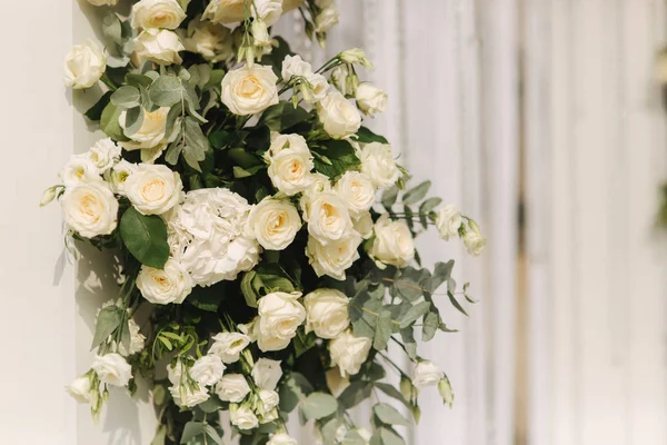 Düğün caremony çiçekleri ile süslenmiş kemer.