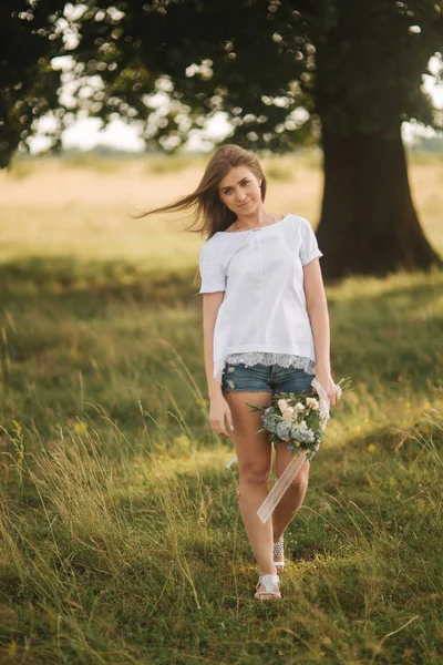 Bella madre hanno mazzo di fiori e divertirsi vicino alla natura — Foto Stock