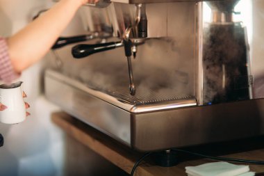 Barista kafede kahve makinesi kullanma