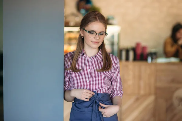 Mooie serveerster in café. wachtend op klant — Stockfoto