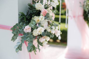 Açık Hava Weddind süs. Güzel bir beyaz kemer çiçek dekoru. Ağaç görünümünü güzel beckground