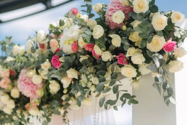 Açık Hava Weddind süs. Güzel bir beyaz kemer çiçek dekoru. Ağaç görünümünü güzel beckground