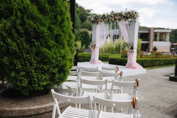 Białe Krzesło z biały parasol. Ślub — Zdjęcie stockowe