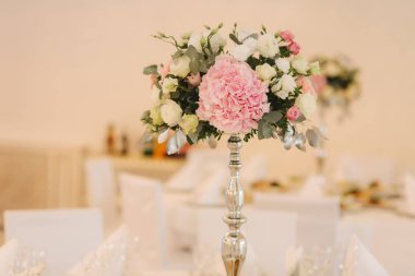 Düğün buketi restoranda masanın üzerine