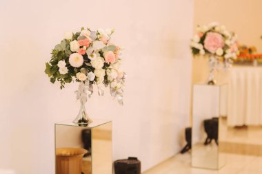 Restoranda düğün çiçek dekorasyon