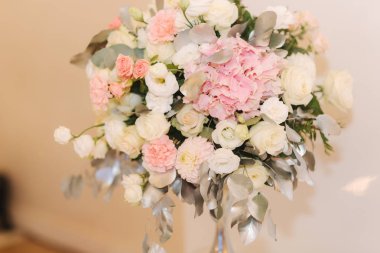 Düğün buketi restoranda masanın üzerine