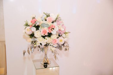 Düğün buketi restoranda masanın üzerine