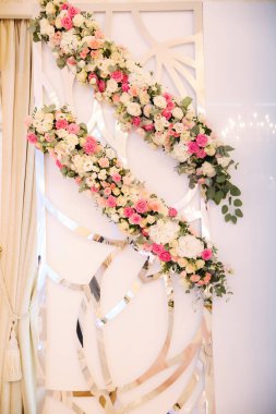 Restoranda düğün çiçek dekorasyon