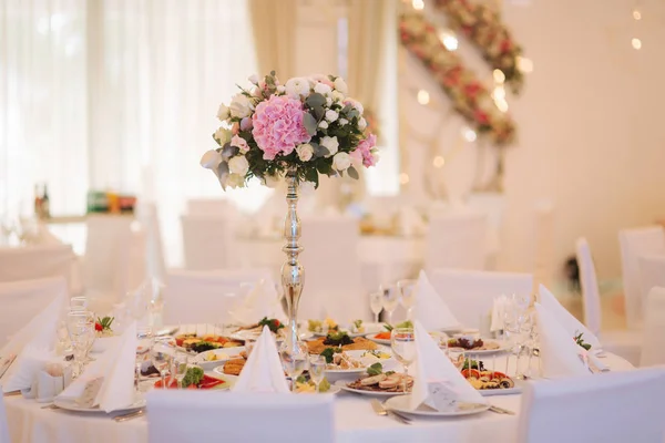 Buquê de casamento no restaurante na mesa — Fotografia de Stock