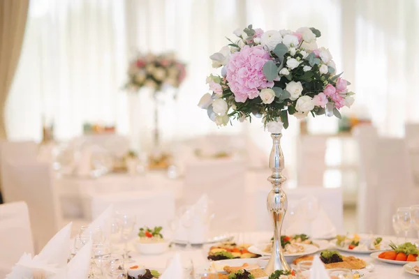 Bouquet da sposa in ristorante sul tavolo — Foto Stock