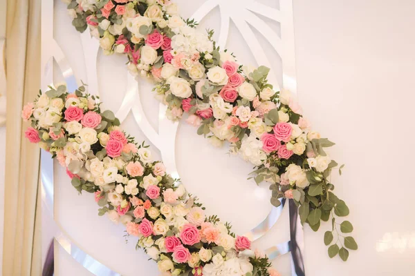 Floral decoration on the wedding in restaurant — Stock Photo, Image