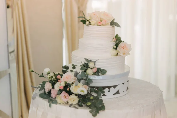 Красивый свадебный торт украшен цветами. белый — стоковое фото