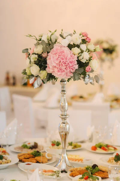 Bouquet da sposa in ristorante sul tavolo — Foto Stock