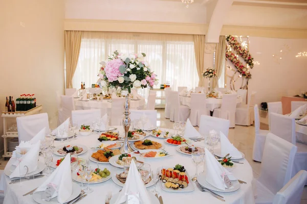 Bröllop tabeller i restaurangen. deciration och god mat — Stockfoto