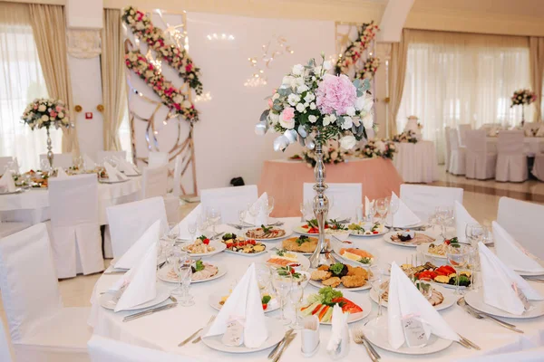 Esküvői asztal az étteremben. deciration és élelmiszer — Stock Fotó