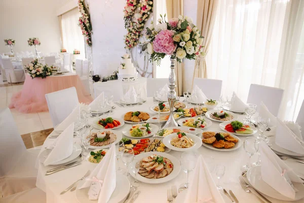 Buket pernikahan di restoran di atas meja — Stok Foto