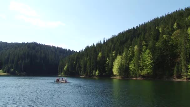 Krásná krajina velké jezero uprostřed lesů a hor.