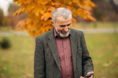 Parkta gözlüklü bir yakışıklı elderny adam