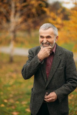 Su kuyusu-damat gri saçlı sakallı yakışıklı ihtiyar
