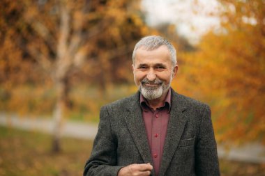 Su kuyusu-damat gri saçlı sakallı yakışıklı ihtiyar