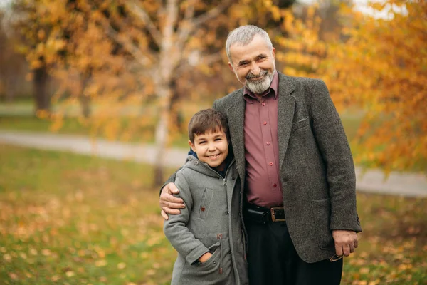 爷爷和他的孙子正在公园里散步。花时间在一起 — 图库照片