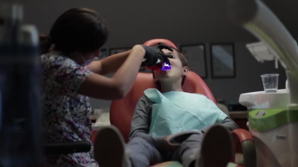 Dentista en el trabajo. Niño paciente en clínica dental — Vídeos de Stock