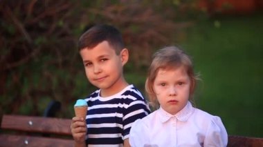 Bir dondurma yeme ve kız arıyor iken bankta oturan çocuk